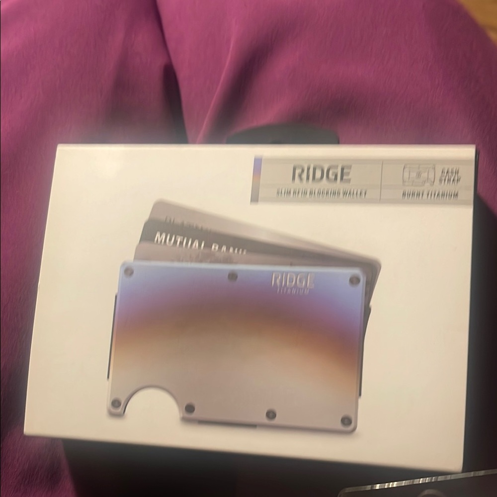 Ridge Gradient Card Holder